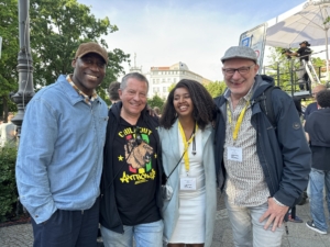 Joe Chialo, Christian Goiny, Luanny Tiago da Conceição und Olaf Kretschmar (BMC) beim Karneval der Kulturen 2024